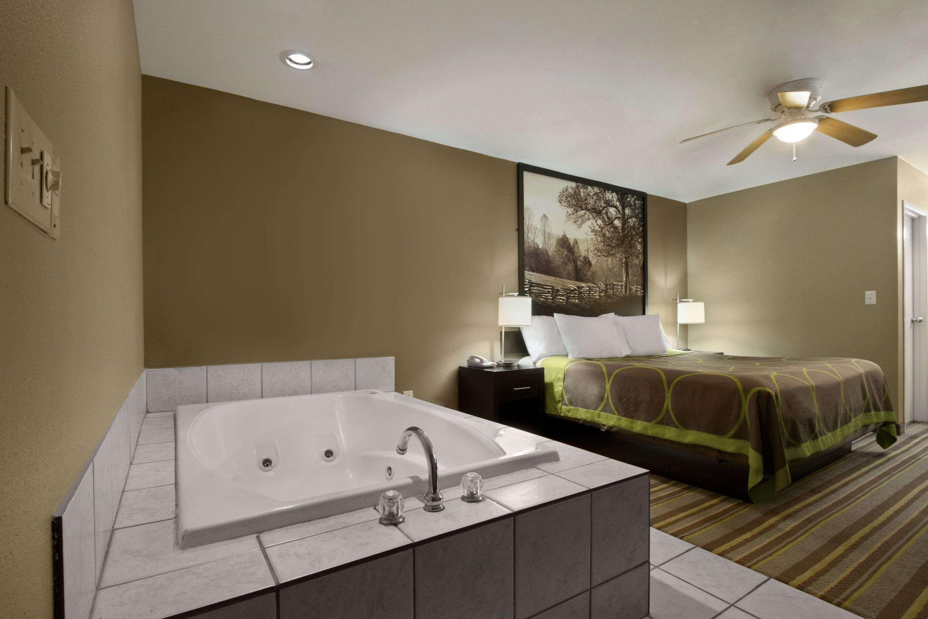 Super 8 By Wyndham-Tupelo Airport Motel Eksteriør bilde