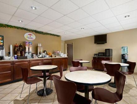 Super 8 By Wyndham-Tupelo Airport Motel Eksteriør bilde